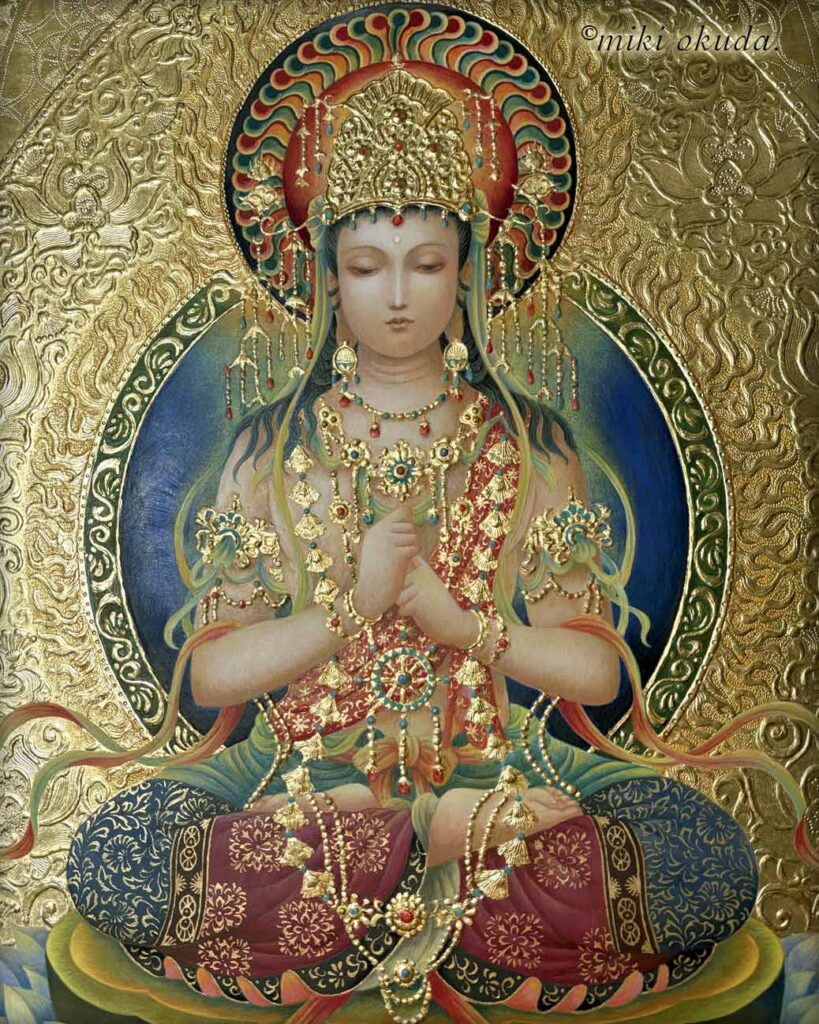 奥田みき作「大日如来」テンペラ仏画。金箔を用いたイタリア古典技法〈黄金テンペラ〉で描かれた幻想的な神仏画作品