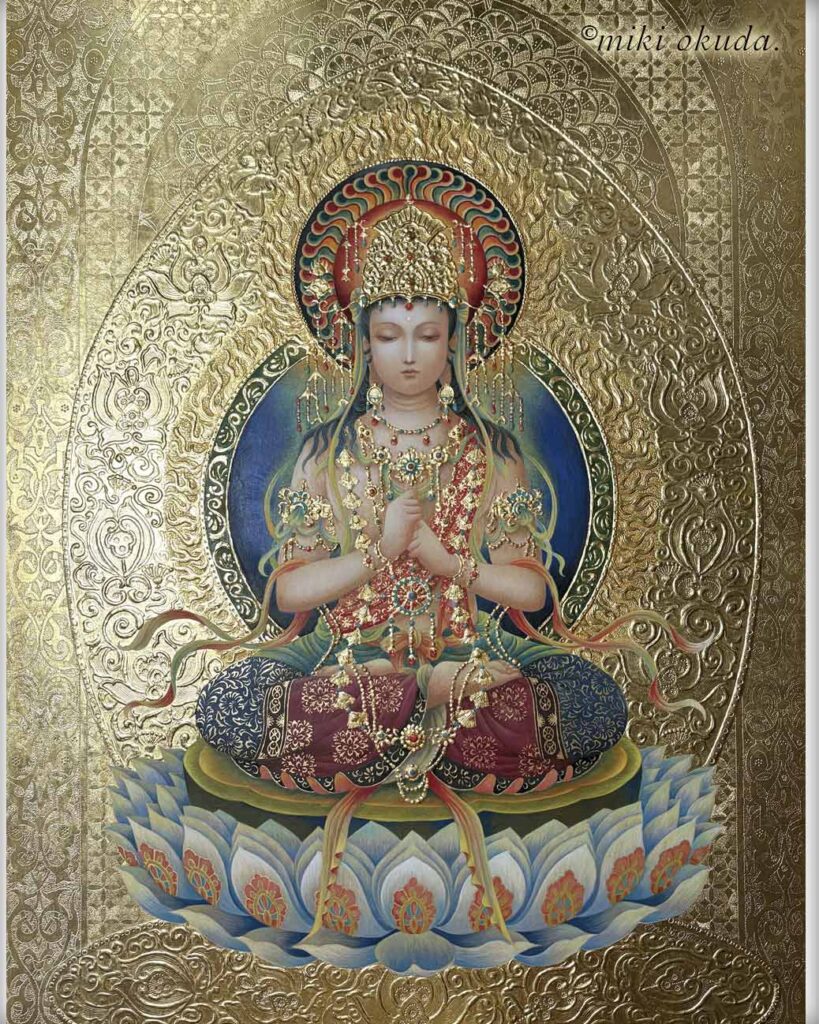 奥田みき作「大日如来」テンペラ仏画。金箔を用いたイタリア古典技法〈黄金テンペラ〉で描かれた幻想的な神仏画作品