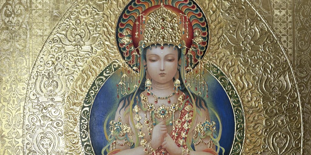 大日如来を黄金テンペラで描いた荘厳な作品。