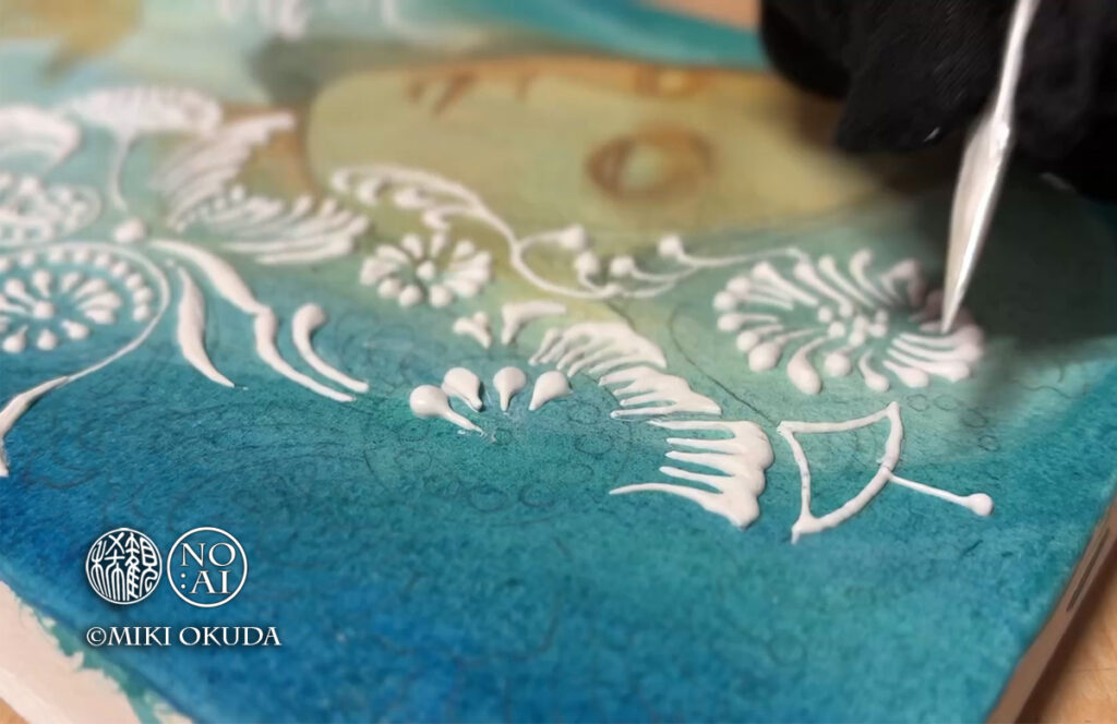 アクリル絵の具による盛り上げ技法の制作工程。瀬織津姫の装飾部分を細筆で描いている様子。