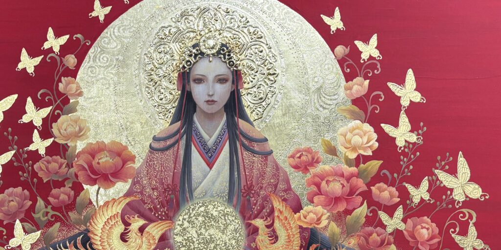 天照大御神（あまてらすおおみかみ）を描いた15号テンペラ画。朱色の背景と金箔の後光を中心に、花々や蝶、鳳凰の装飾が広がる幻想的な神仏画作品。赤い着物をまとった女神が静かで力強い眼差しを向けている。