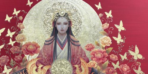 天照大御神（あまてらすおおみかみ）を描いた15号テンペラ画。朱色の背景と金箔の後光を中心に、花々や蝶、鳳凰の装飾が広がる幻想的な神仏画作品。赤い着物をまとった女神が静かで力強い眼差しを向けている。